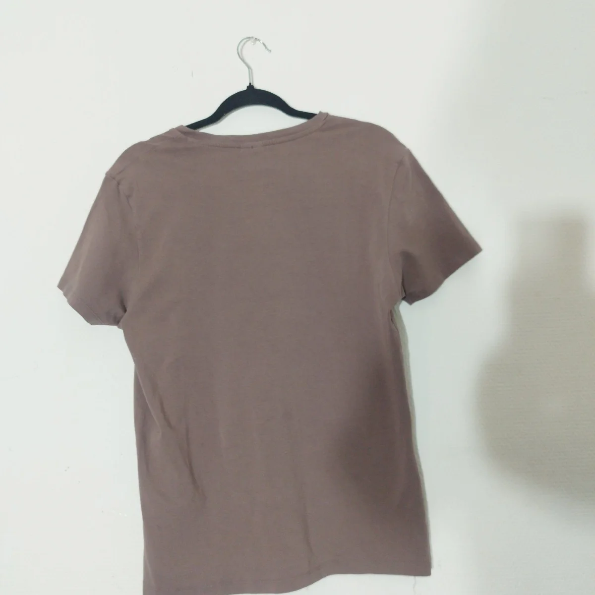 t-shirt basique à manches courtes femme, de couleur taupe ou marron