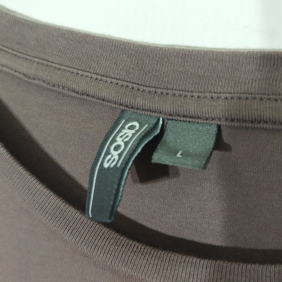 t-shirt basique à manches courtes femme, de couleur taupe ou marron