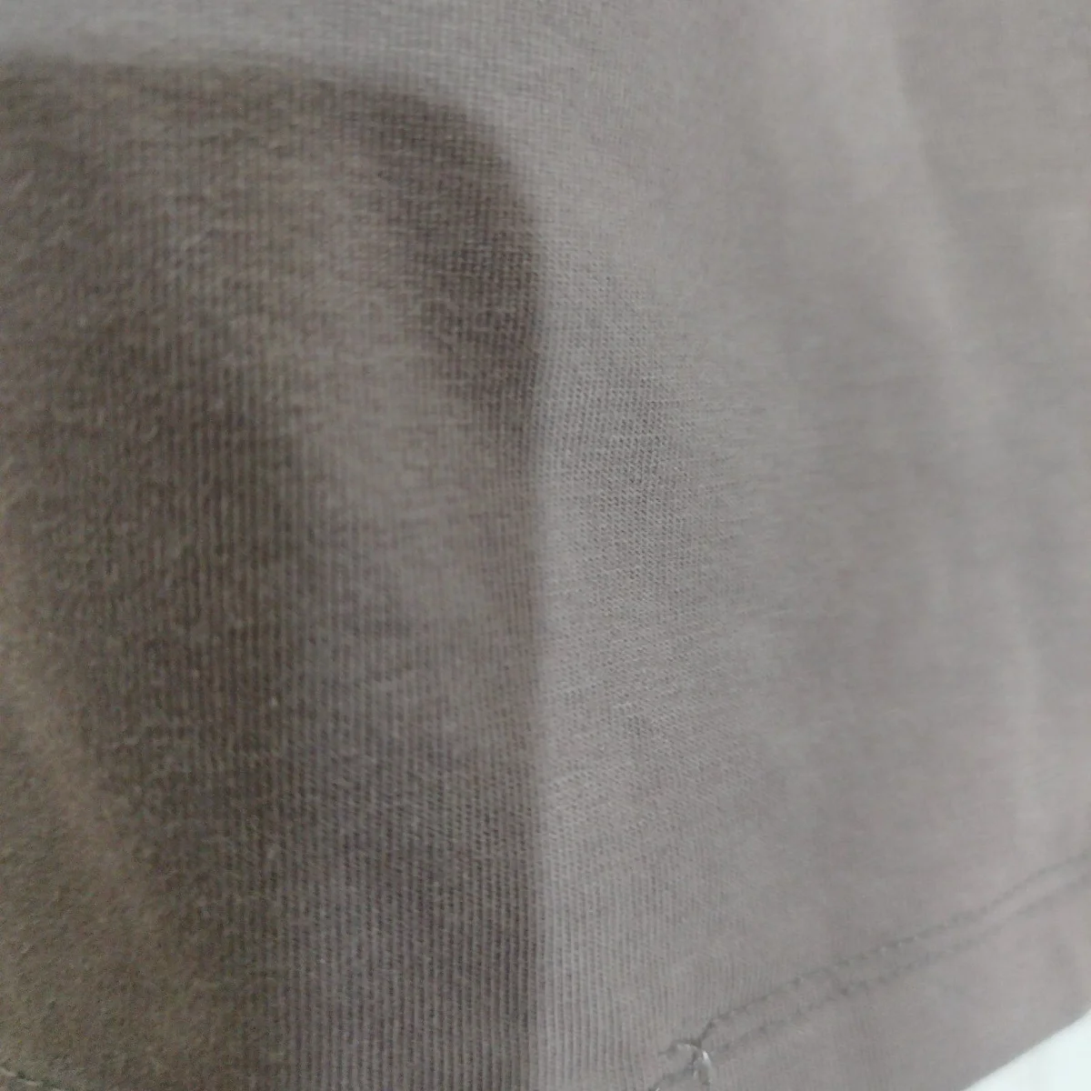 t-shirt basique à manches courtes femme, de couleur taupe ou marron
