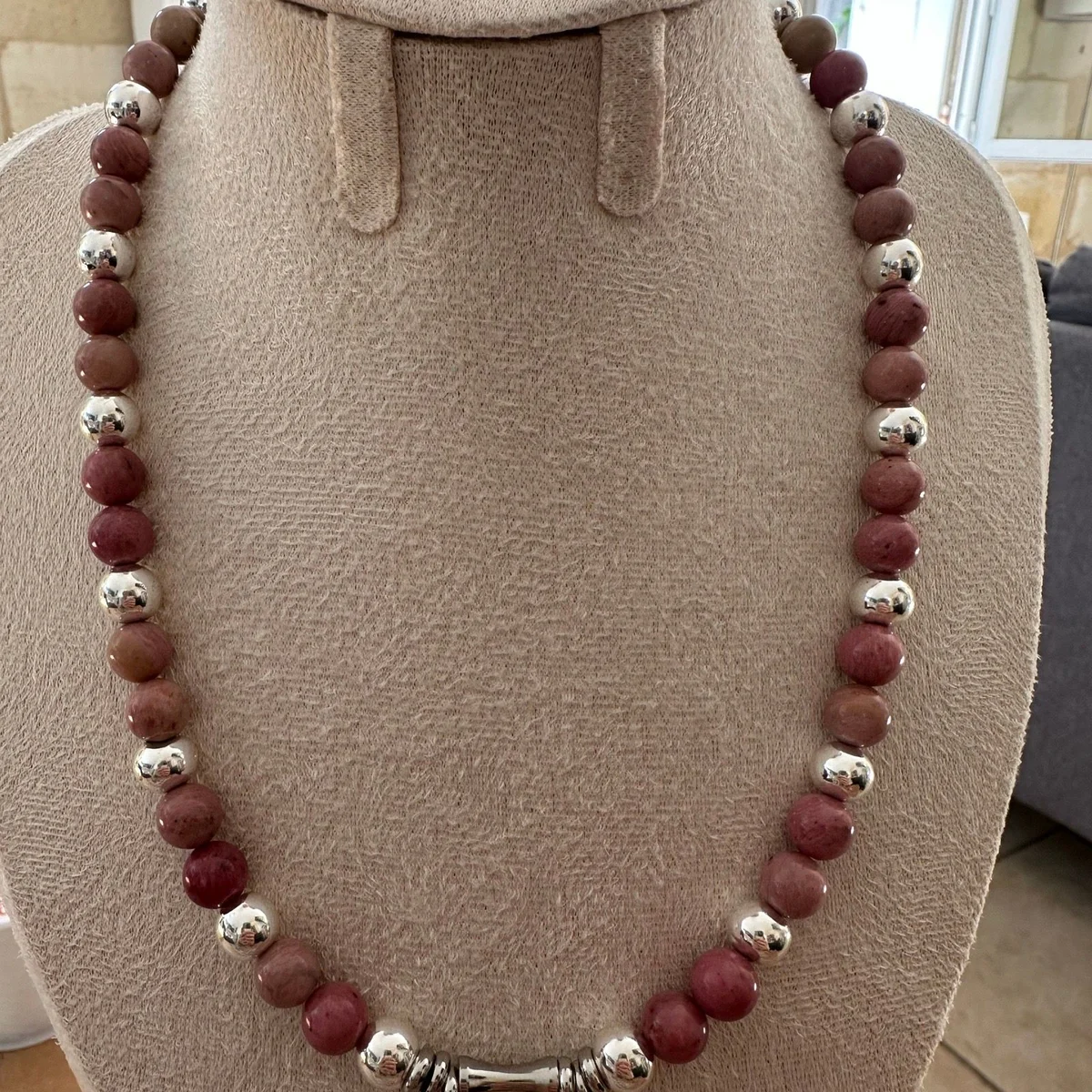 collier en rhodonite et hamatite argenté